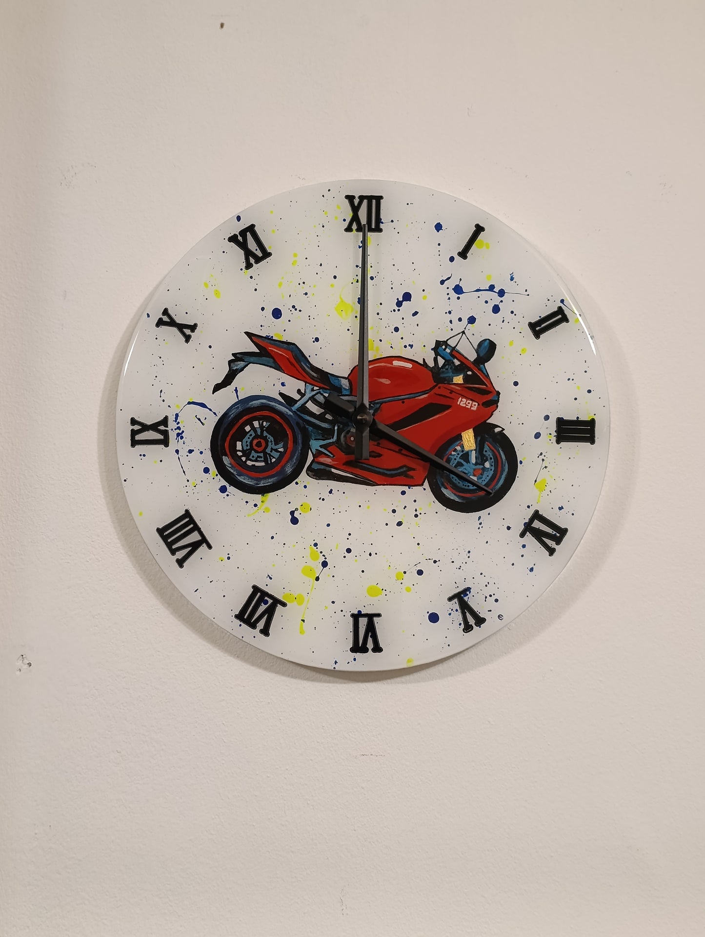 Lavoro su commissione Orologio da Parete in Legno Resina Tema Moto 30 cm di diametro