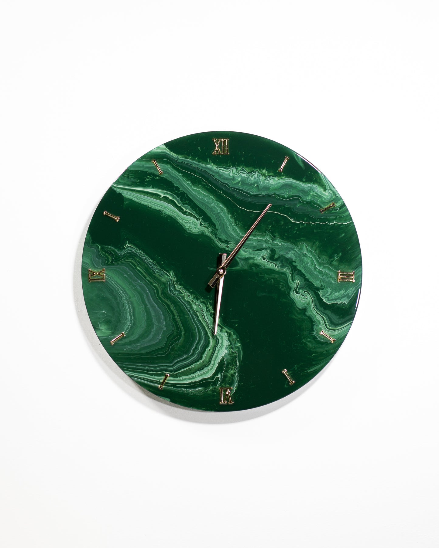 Orologio da Parete in Resina effetto Marmo Verde Alpi Base in legno 40 cm di diametro.