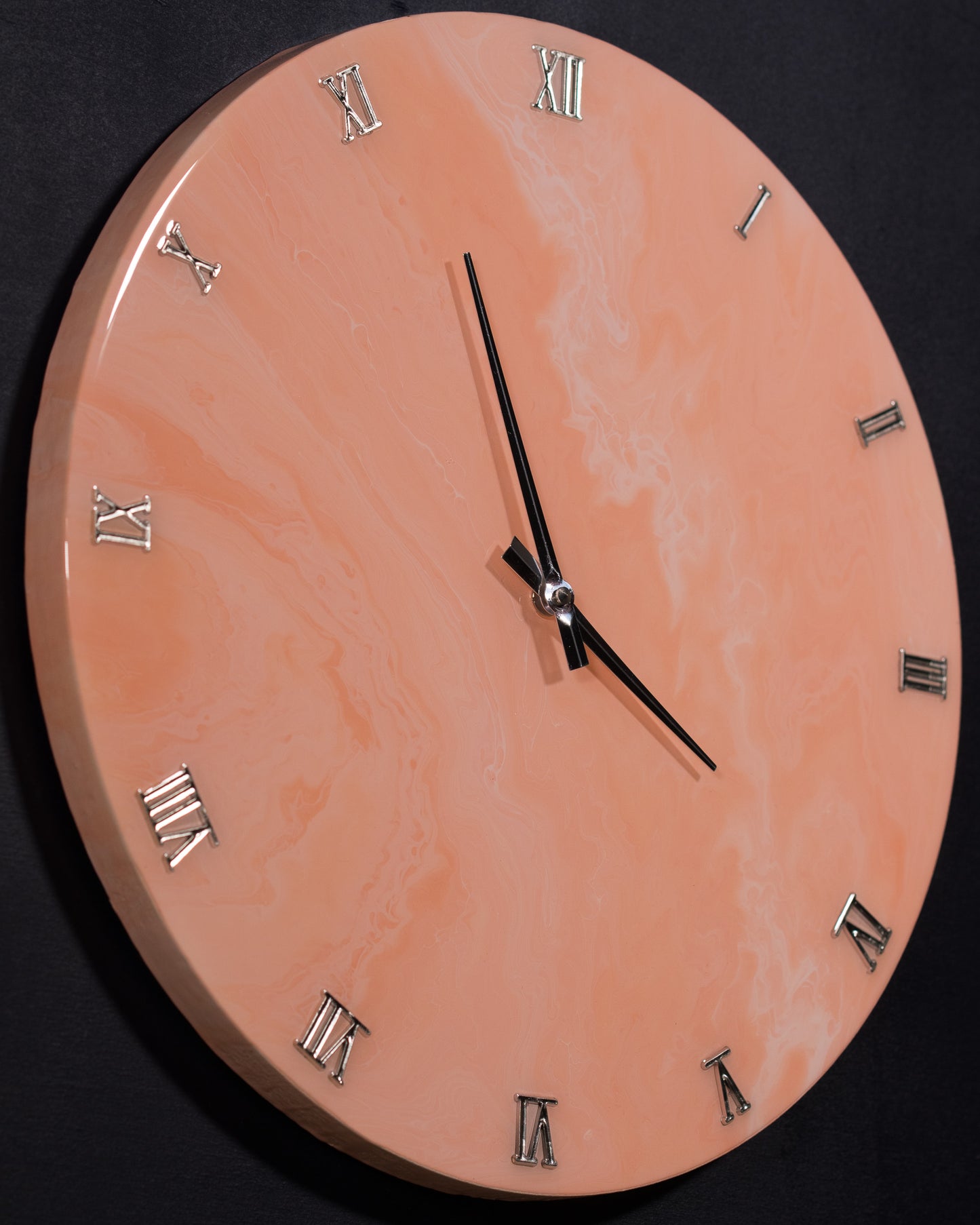Visione in prospettiva di orologio circolare da parete in resina epossidica effetto marmo Rosa di Portogallo