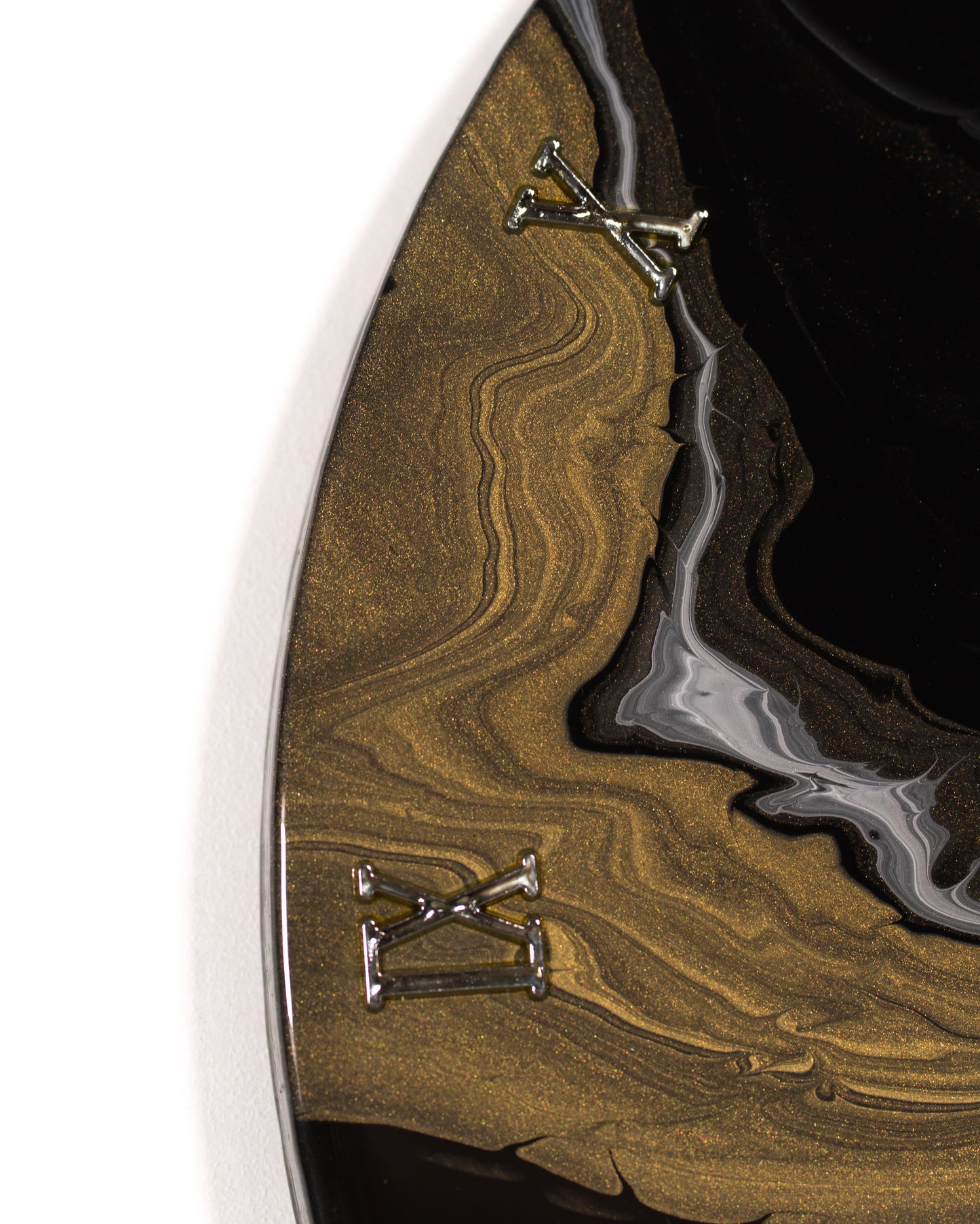 Dettaglio numeri romani oro di orologio da parete in resina epossidica effetto marmo Nero e Oro