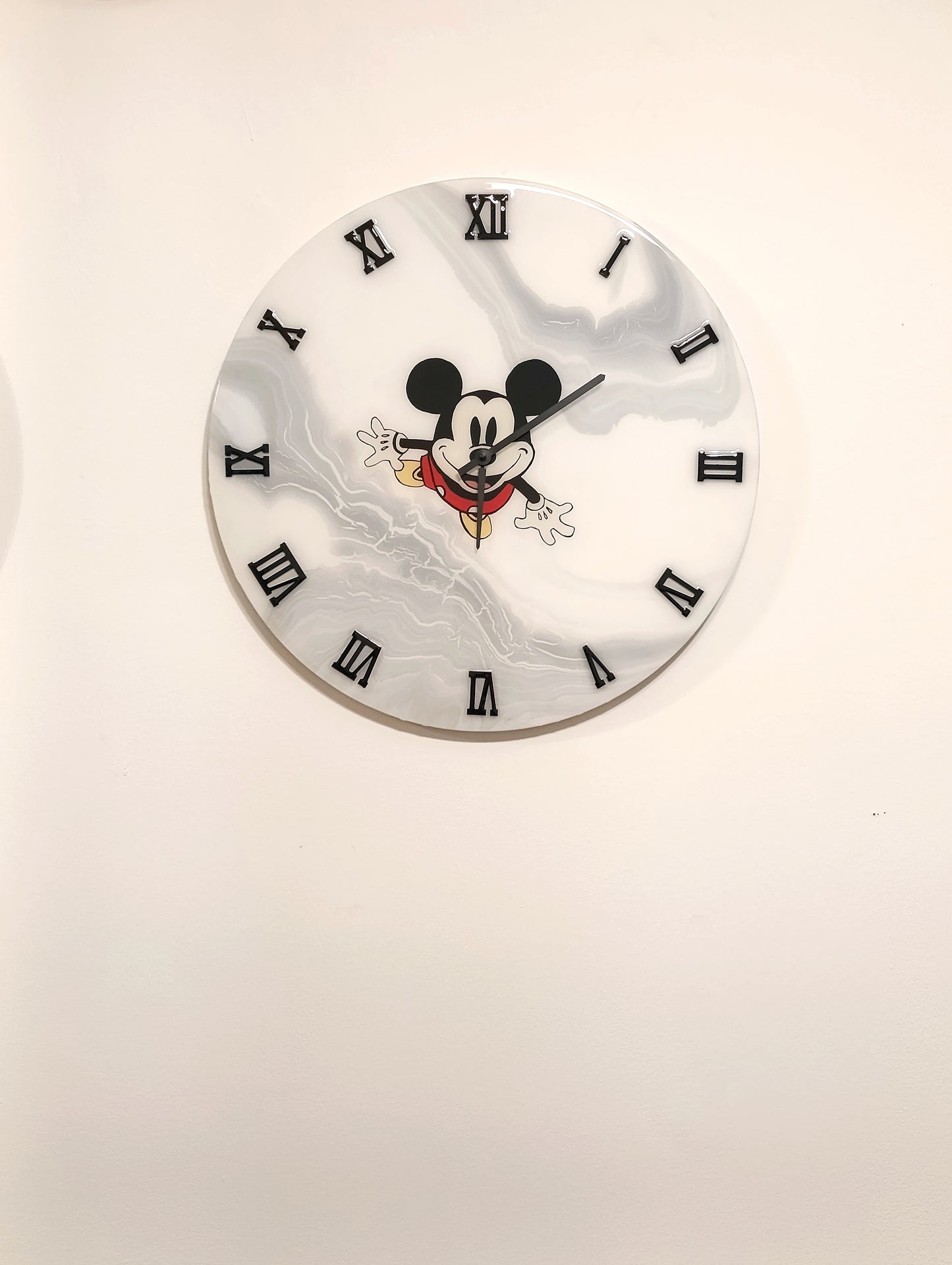 Orologio da Parete in Legno Resina effetto Marmo Carrara con Topolino 50 cm di diametro