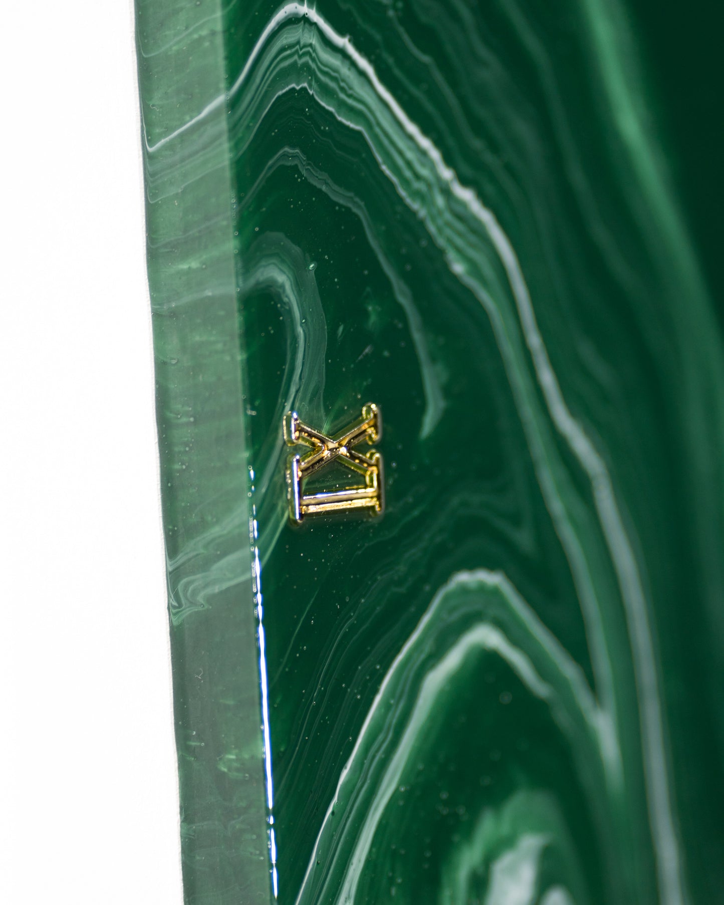 dettaglio numero romano di orologio da parete in resina epossidica quadrato effetto marmo Verde Alpi
