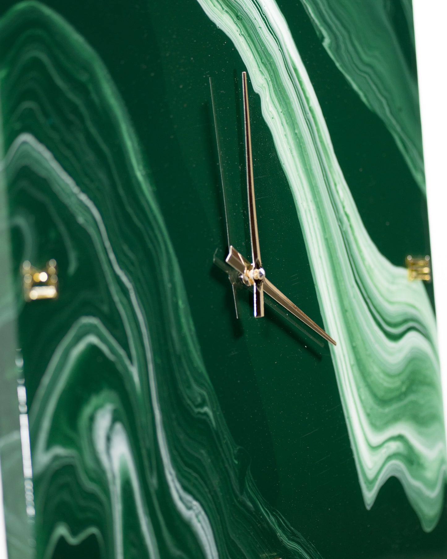dettaglio lancette di orologio da parete in resina epossidica quadrato effetto marmo Verde Alpi