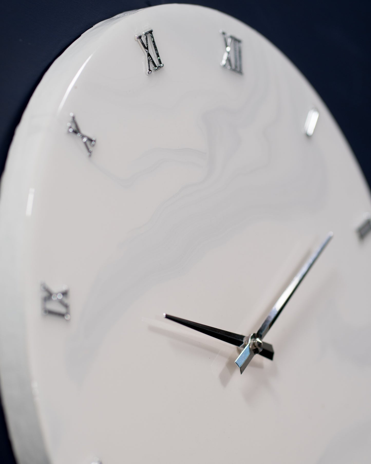 orologio da parete in resina epossidica effetto marmo di carrara