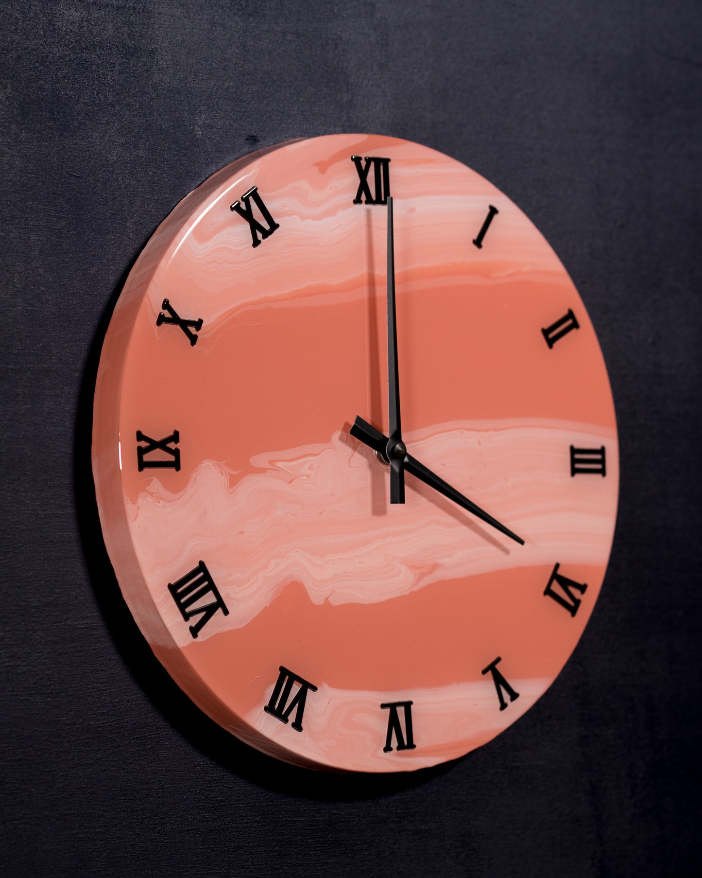 Visione in prospettiva di orologio circolare da parete in resina epossidica effetto marmo Rosa