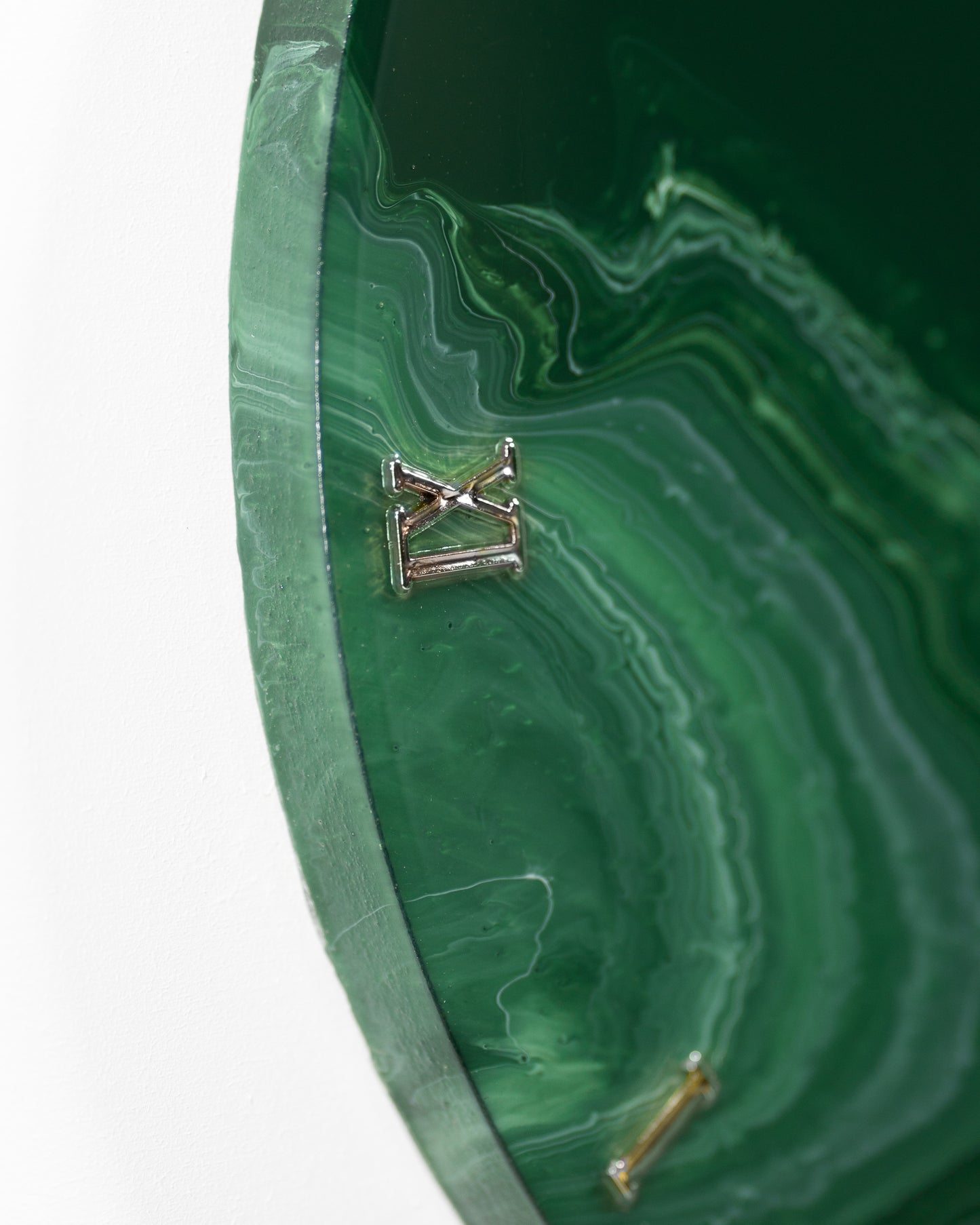 dettaglio numeri romani di orologio da parete in resina epossidica effetto marmo Verde Alpi