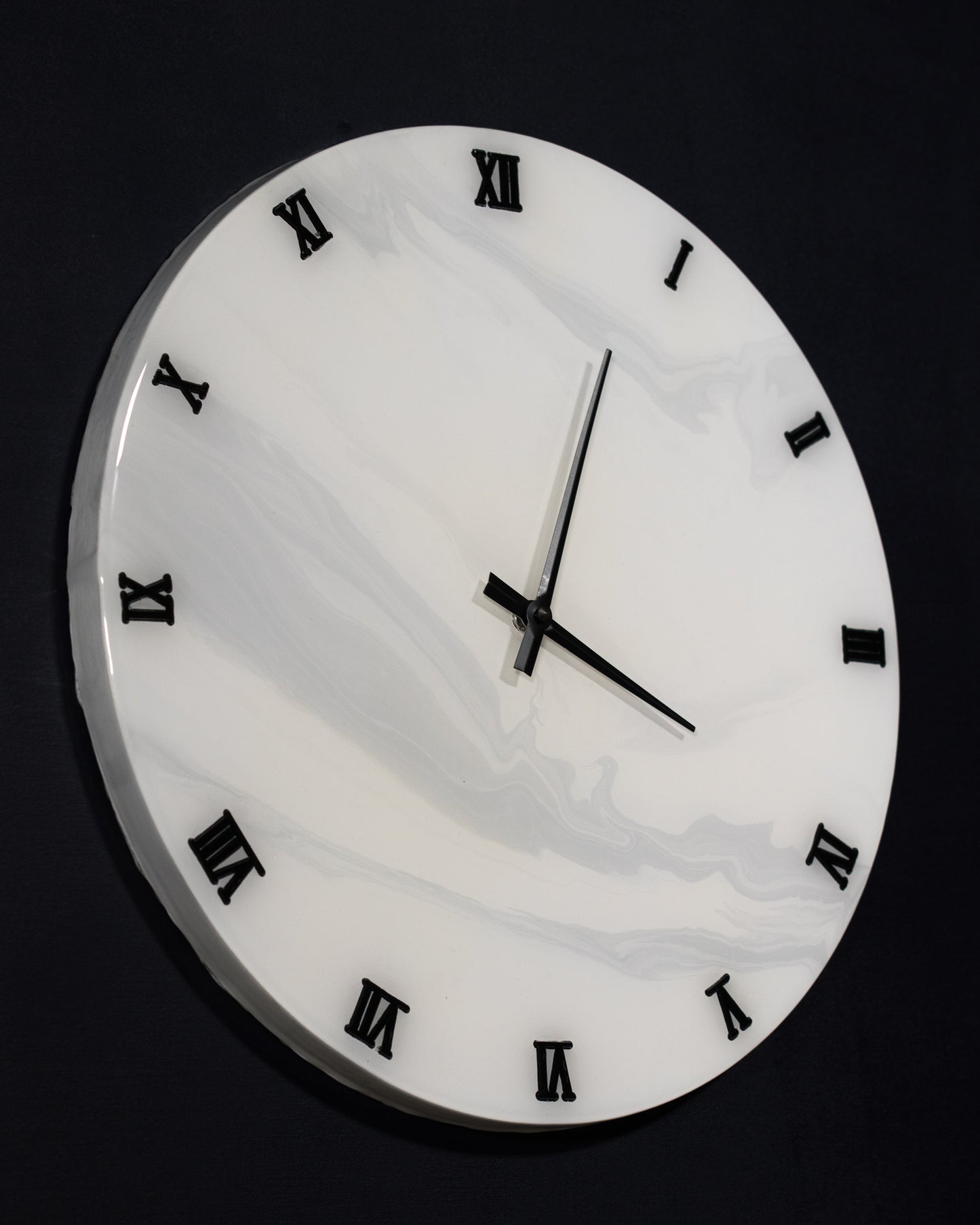 orologio da parete in resina epossidica effetto marmo di carrara