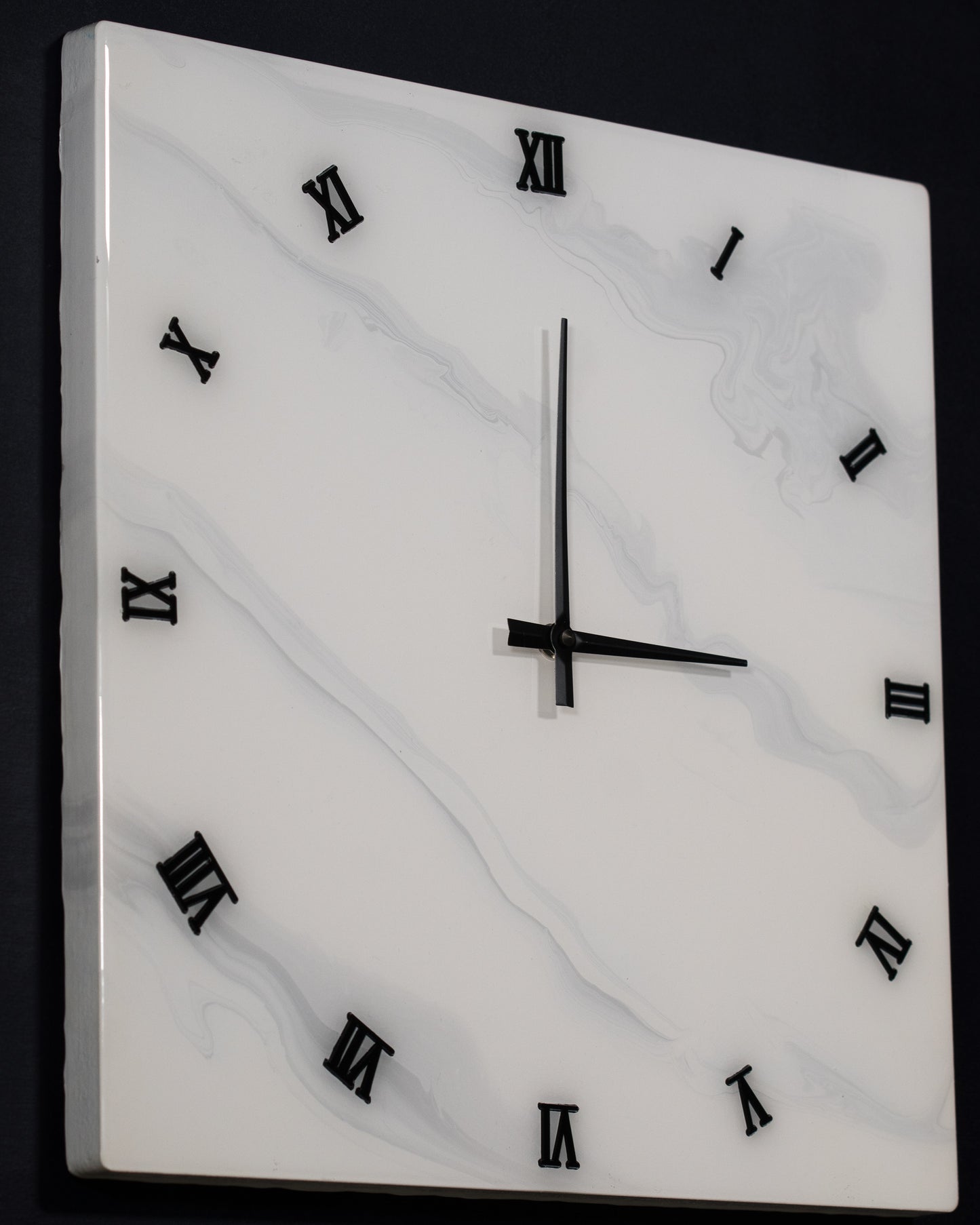 orologio da parete in resina epossidica quadrato effetto marmo di carrara