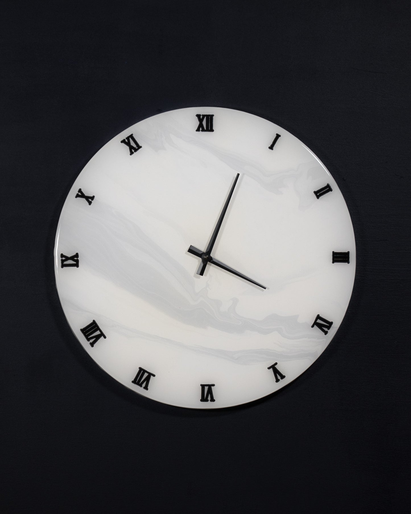 Orologio da parete in resina epossidica effetto marmo di carrara