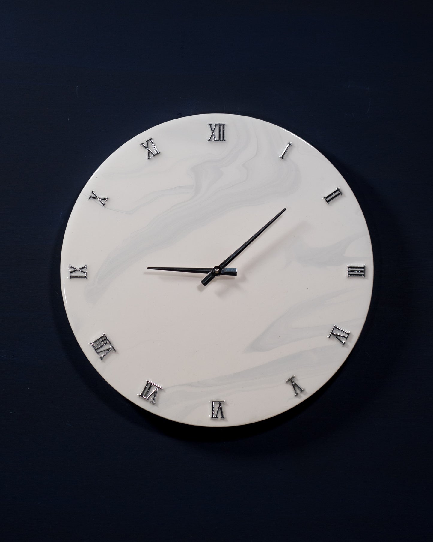 orologio da parete in resina epossidica effetto marmo di carrara