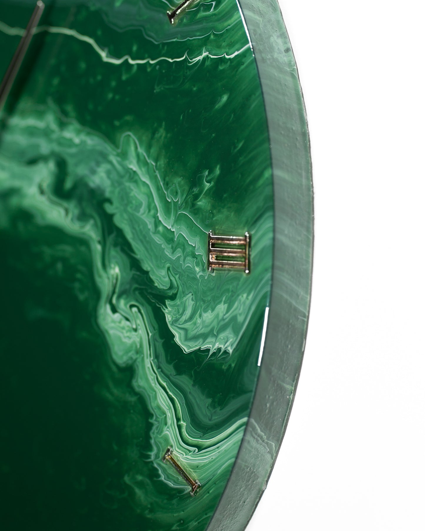 dettaglio numeri romani di orologio da parete in resina epossidica effetto marmo Verde Alpi