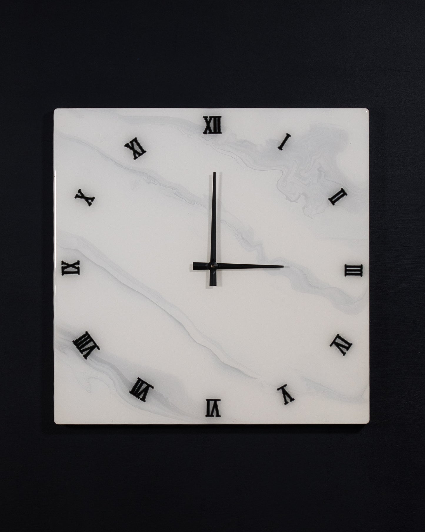 orologio da parete in resina epossidica quadrato effetto marmo di carrara