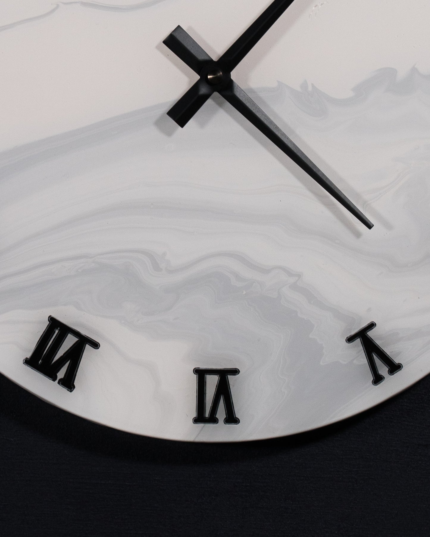 dettaglio lancette e numeri romani di orologio da parete in resina epossidica effetto marmo di carrara