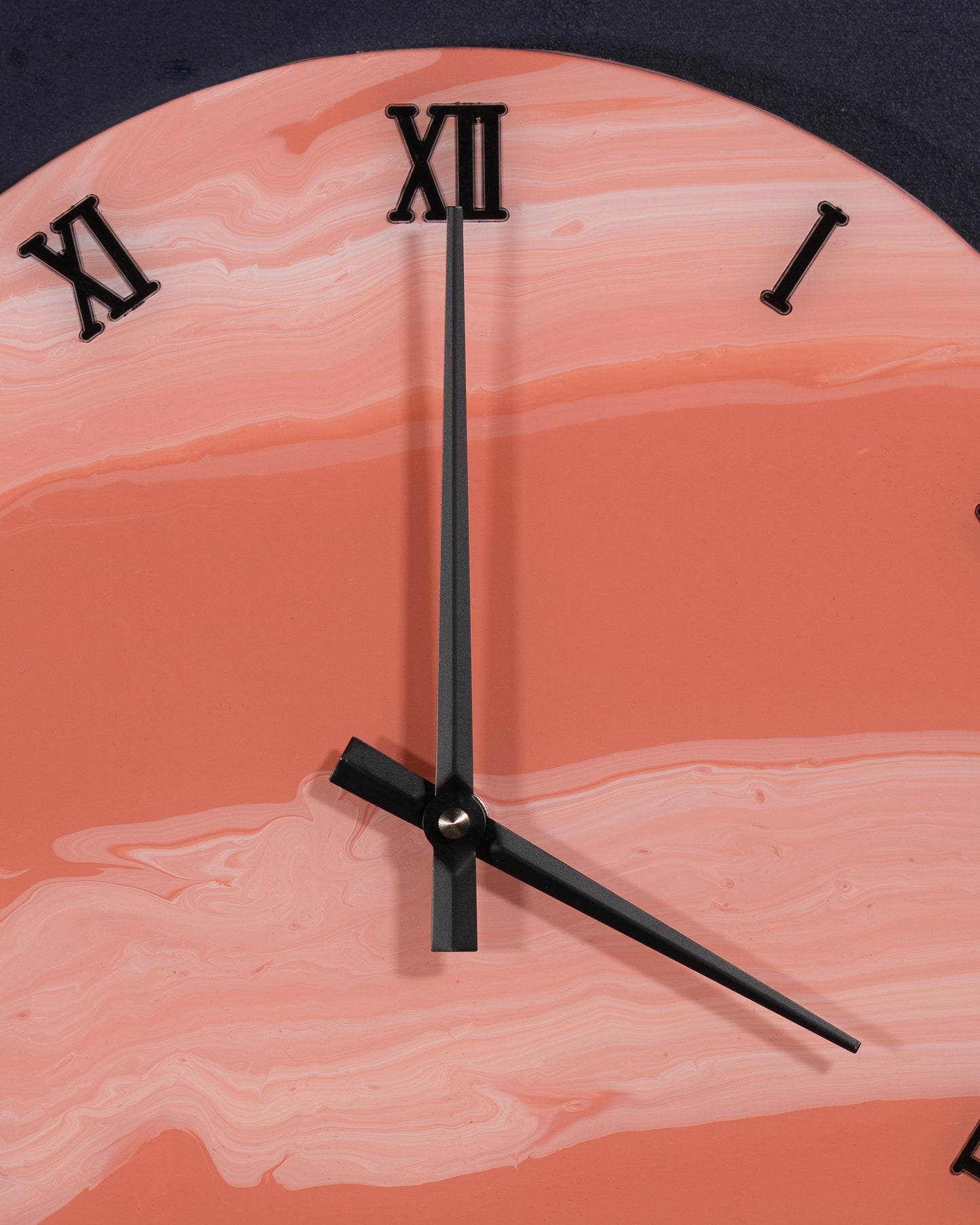 dettaglio numeri romani e lancette di orologio da parete in resina epossidica effetto marmo Rosa