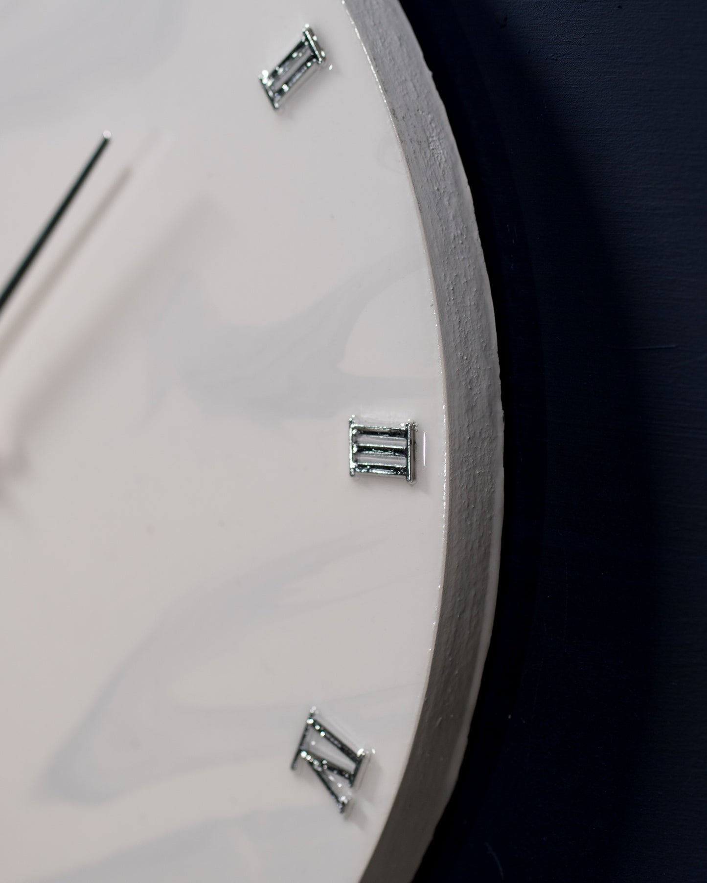 dettaglio numeri romani orologio da parete in resina epossidica effetto marmo di carrara