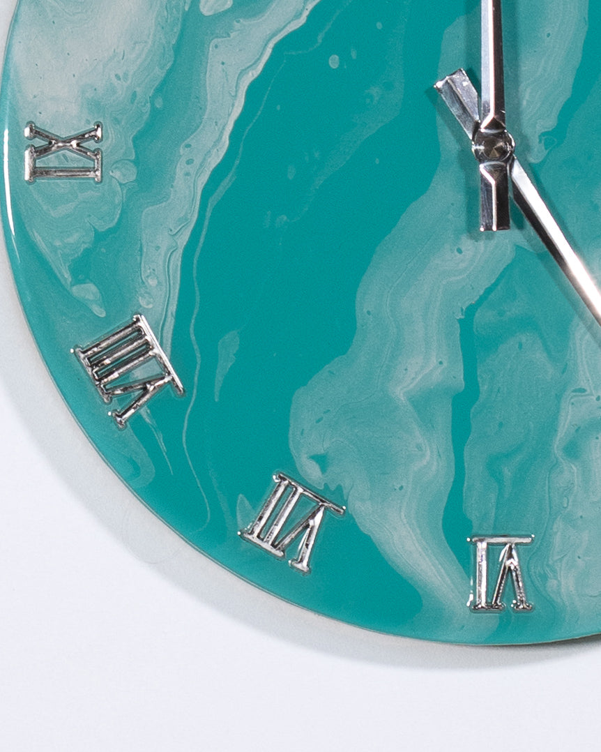 dettaglio numeri romani di orologio da parete in resina epossidica effetto marmo Tiffany