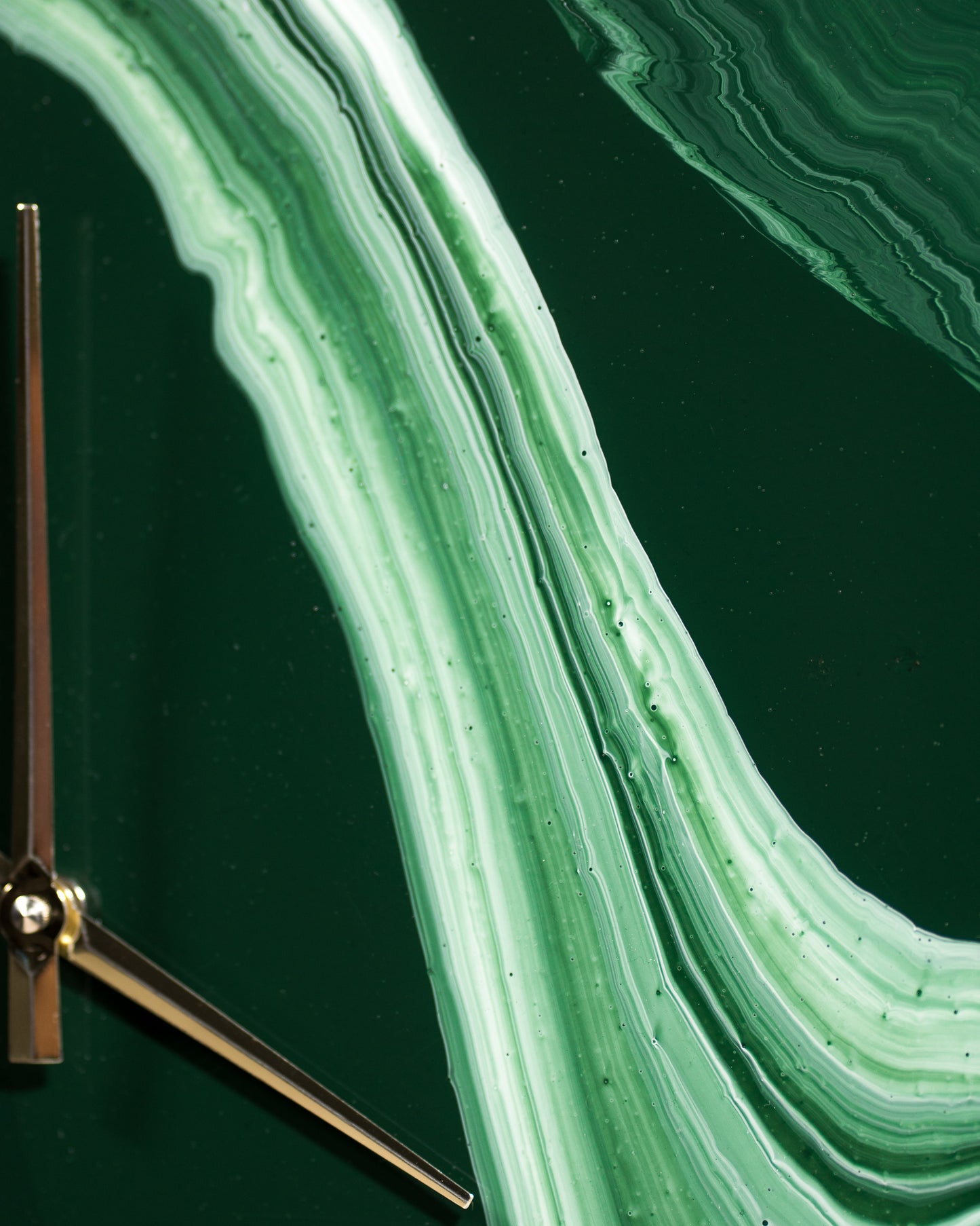 dettaglio lancette e sfumatura colore di orologio da parete in resina epossidica quadrato effetto marmo Verde Alpi