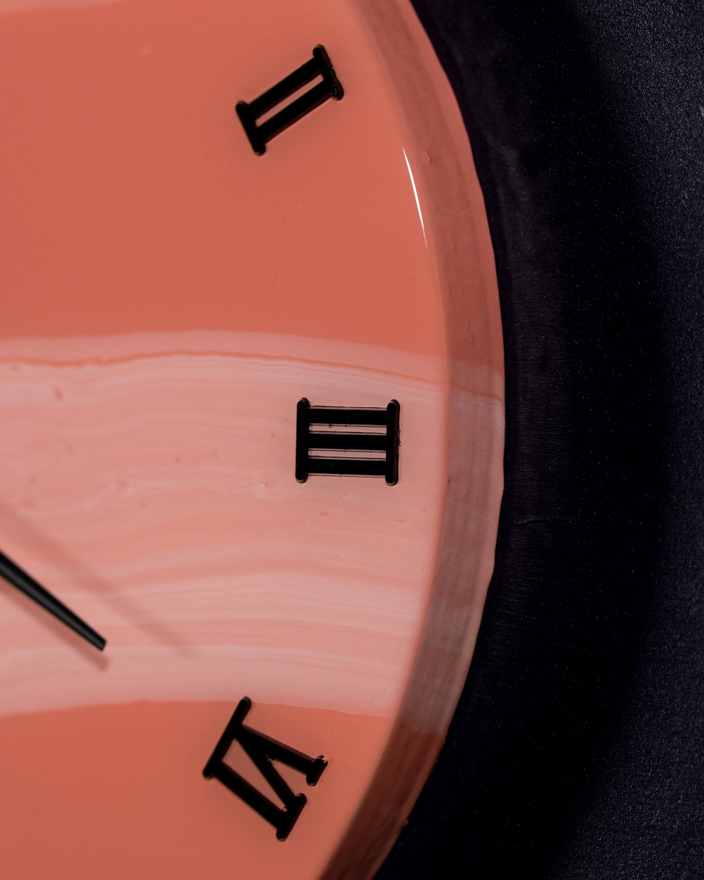 dettaglio numeri romani neri di orologio da parete in resina epossidica effetto marmo Rosa