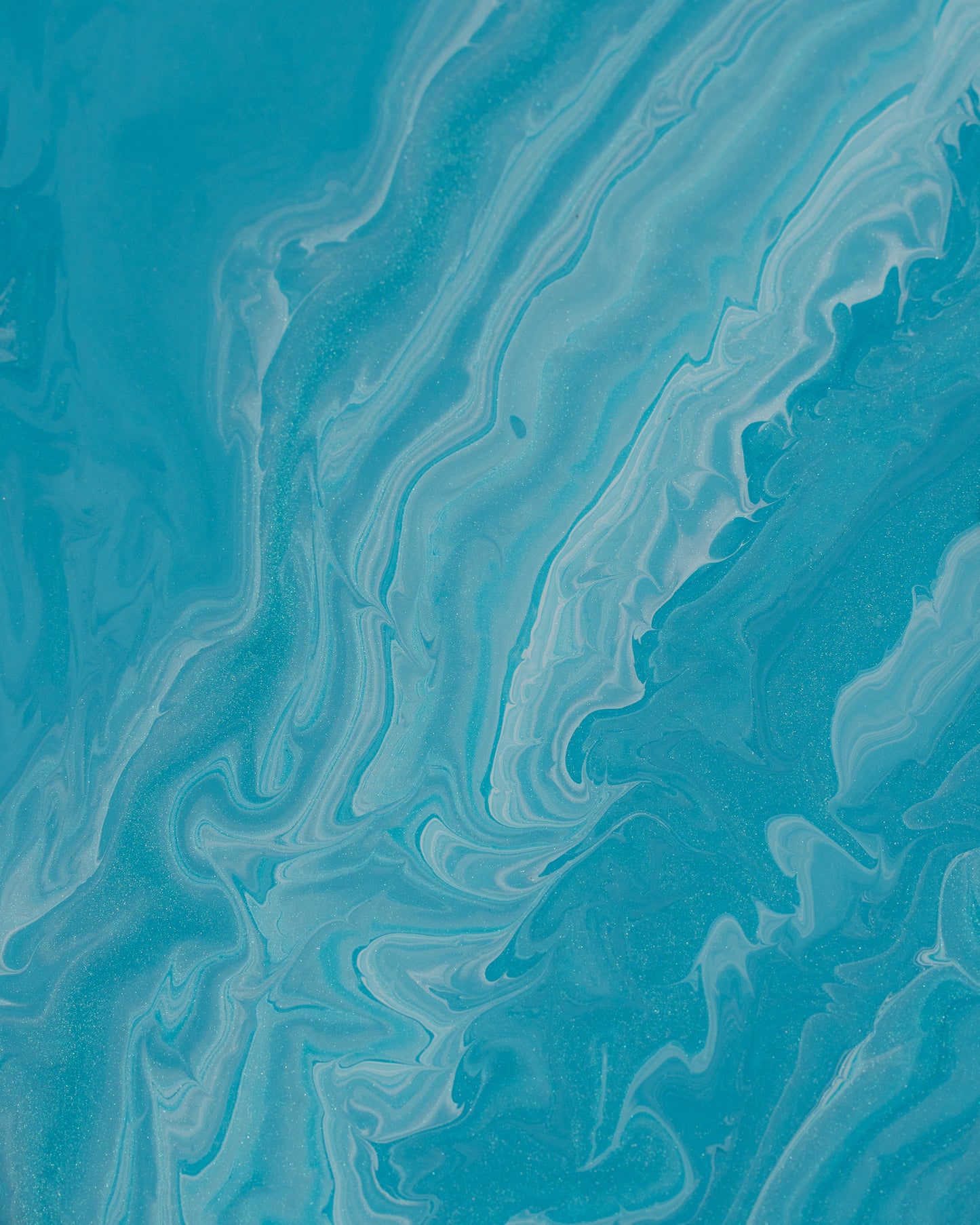 dettaglio sfumature di colore di orologio da parete in resina epossidica quadrato effetto marmo Azzurro