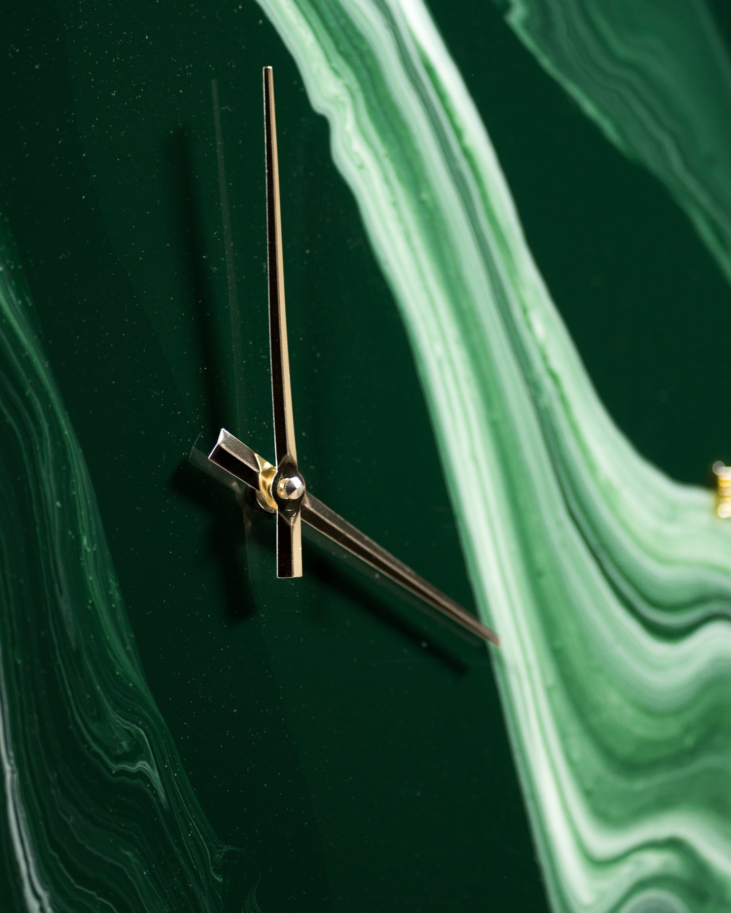 dettaglio in prospettiva lancette e sfumatura colore di orologio da parete in resina epossidica quadrato effetto marmo Verde Alpi