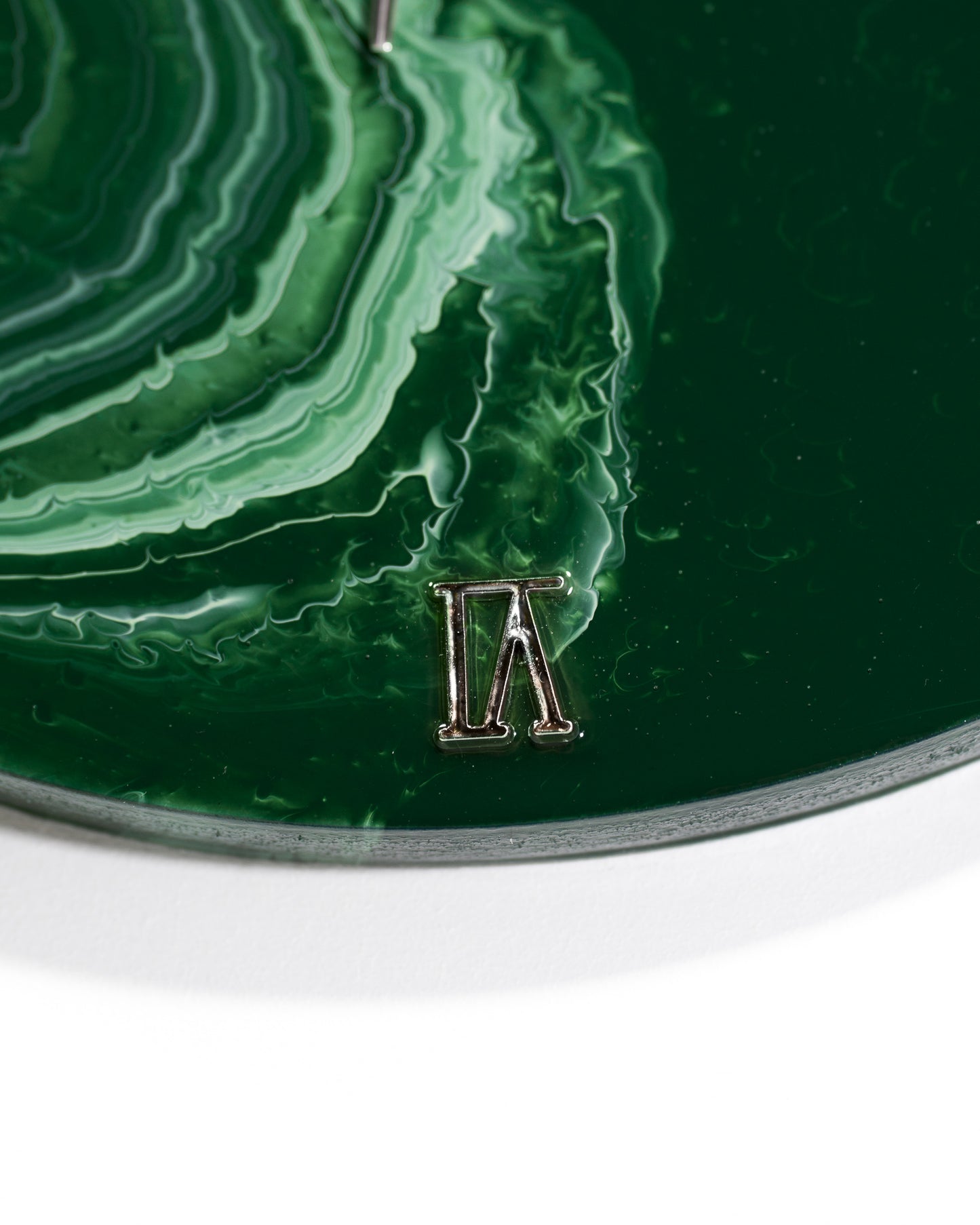 dettaglio numero romano 6 di orologio da parete in resina epossidica effetto marmo Verde Alpi