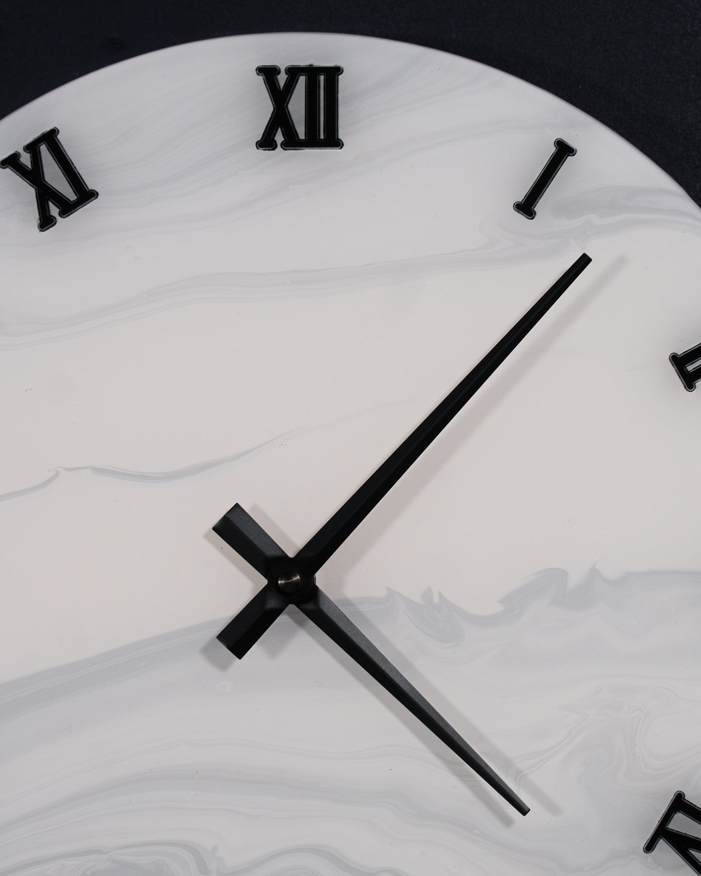 Orologio Da Parete in Legno Resina effetto Marmo Carrara 30 cm di diametro