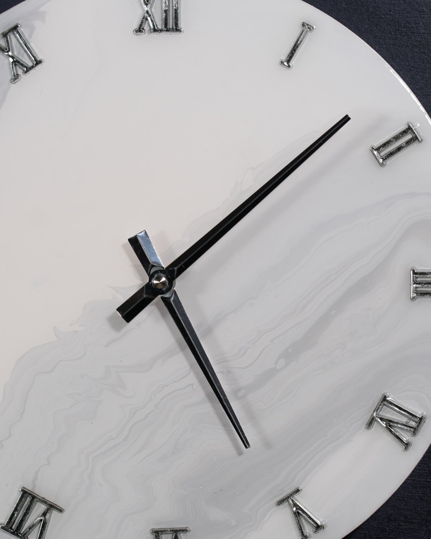 Orologio da Parete in Legno Resina effetto Marmo Carrara 30 cm di diametro