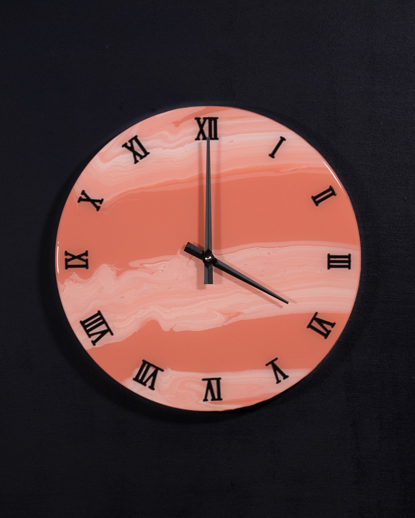 Orologio circolare da parete in resina epossidica effetto marmo Rosa di Venezia