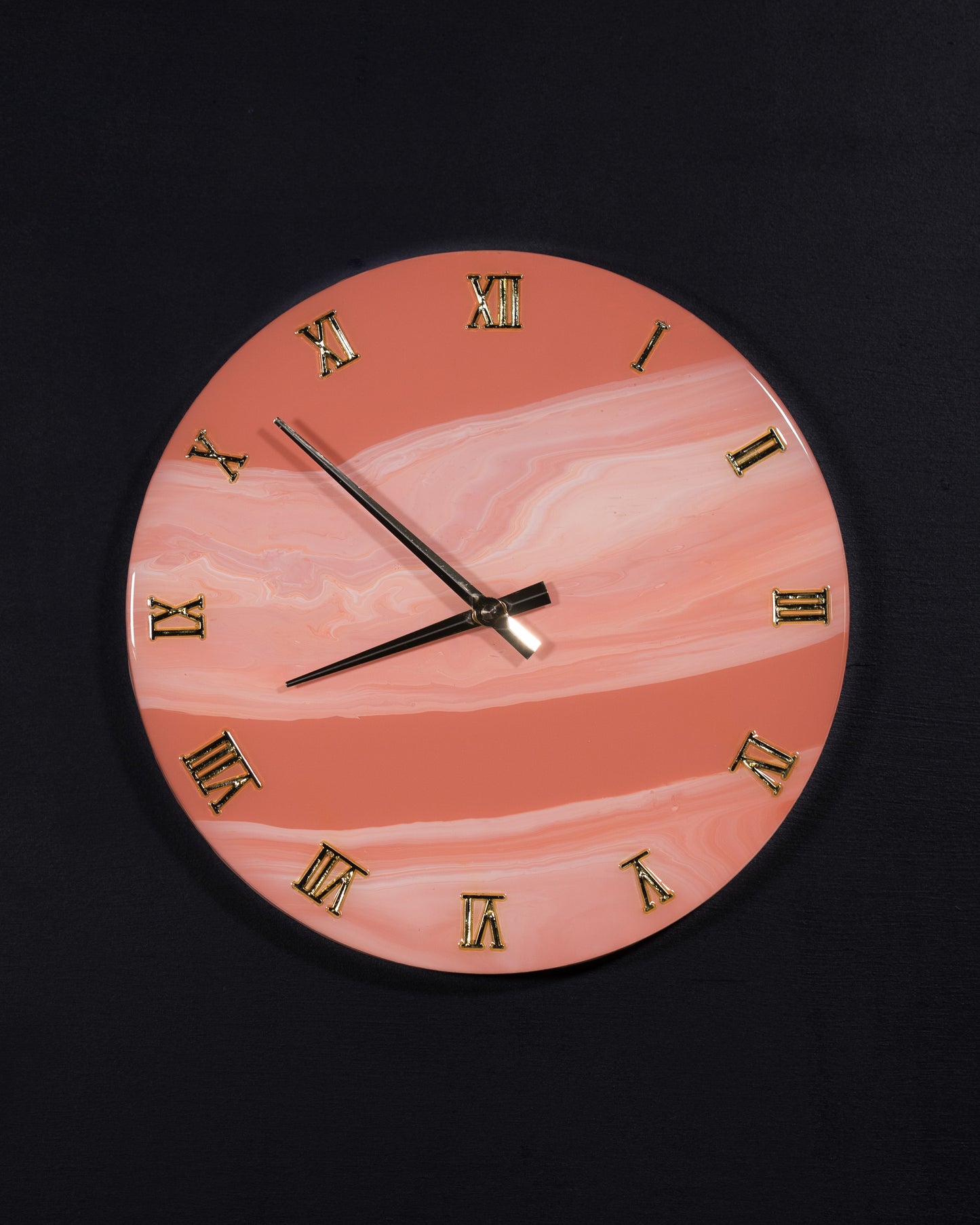Orologio circolare da parete in resina epossidica effetto marmo Rosa di Venezia