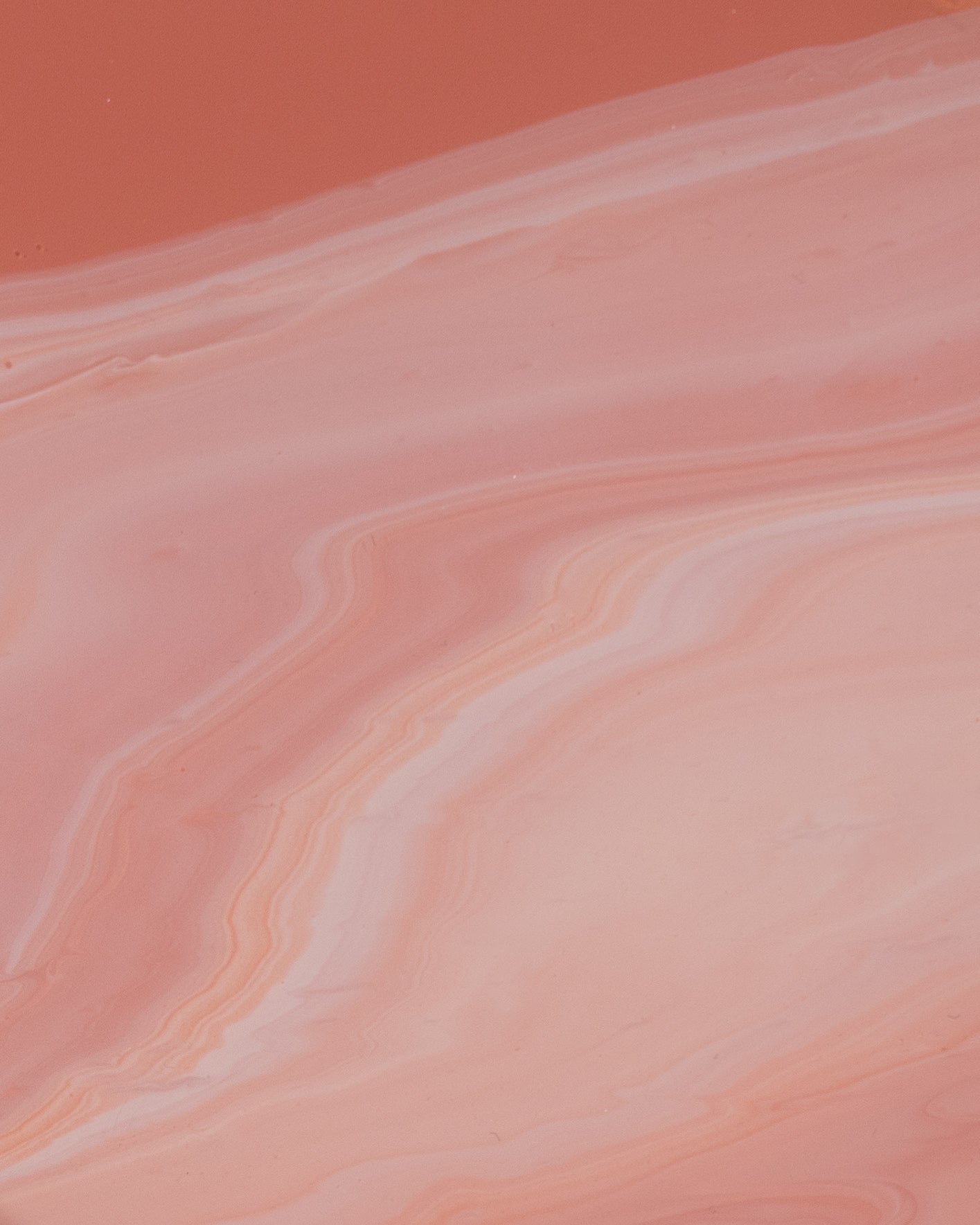 dettaglio sfumatura di colore di orologio da parete in resina epossidica effetto marmo Rosa