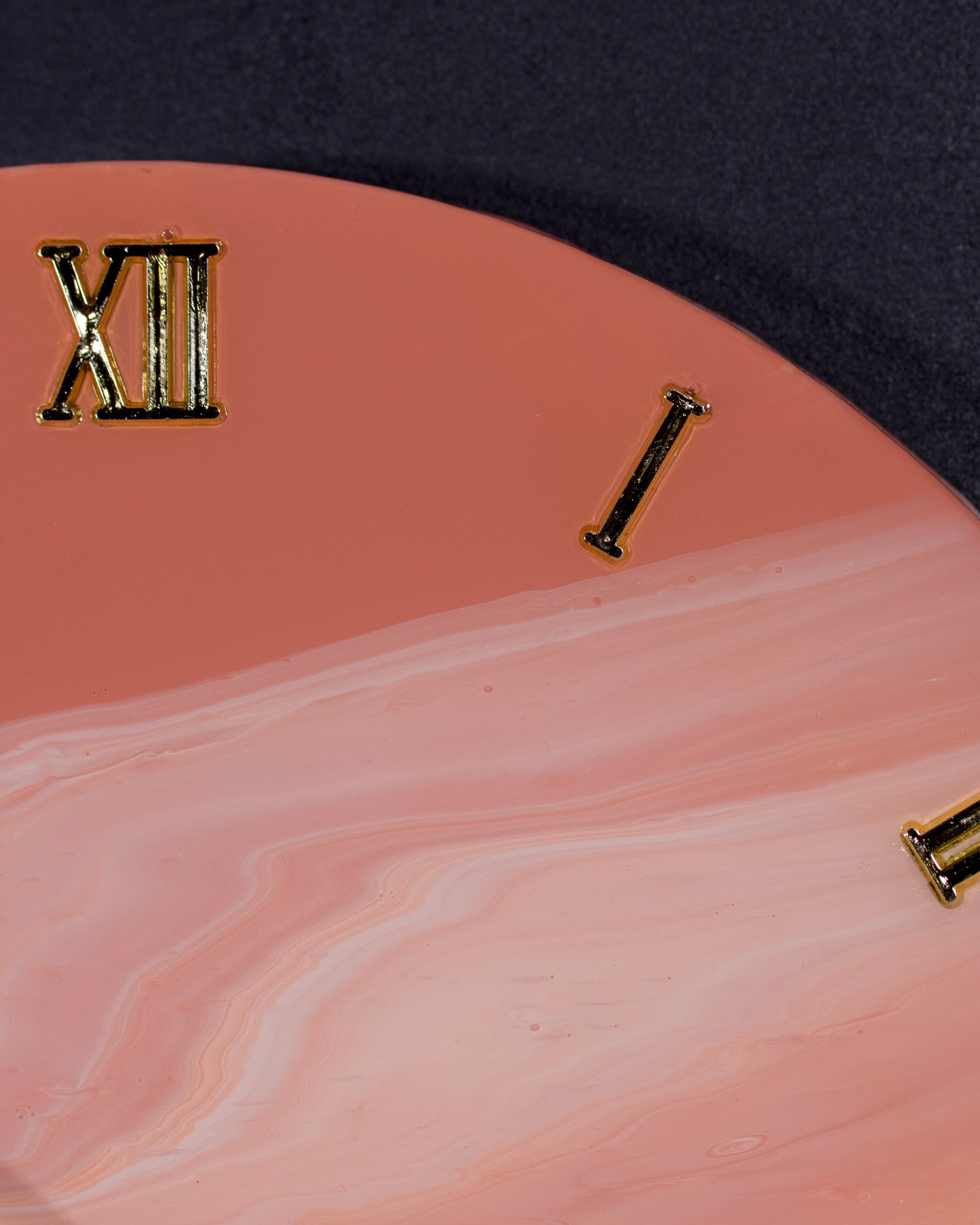 dettaglio numeri romani di orologio da parete in resina epossidica effetto marmo Rosa