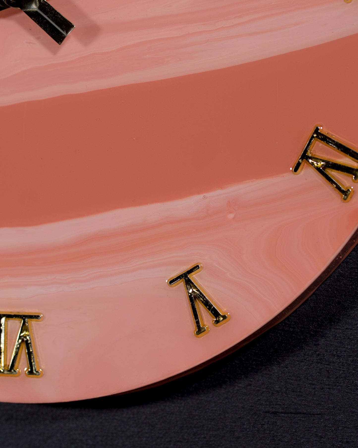 dettaglio numeri romani color oro di orologio da parete in resina epossidica effetto marmo Rosa