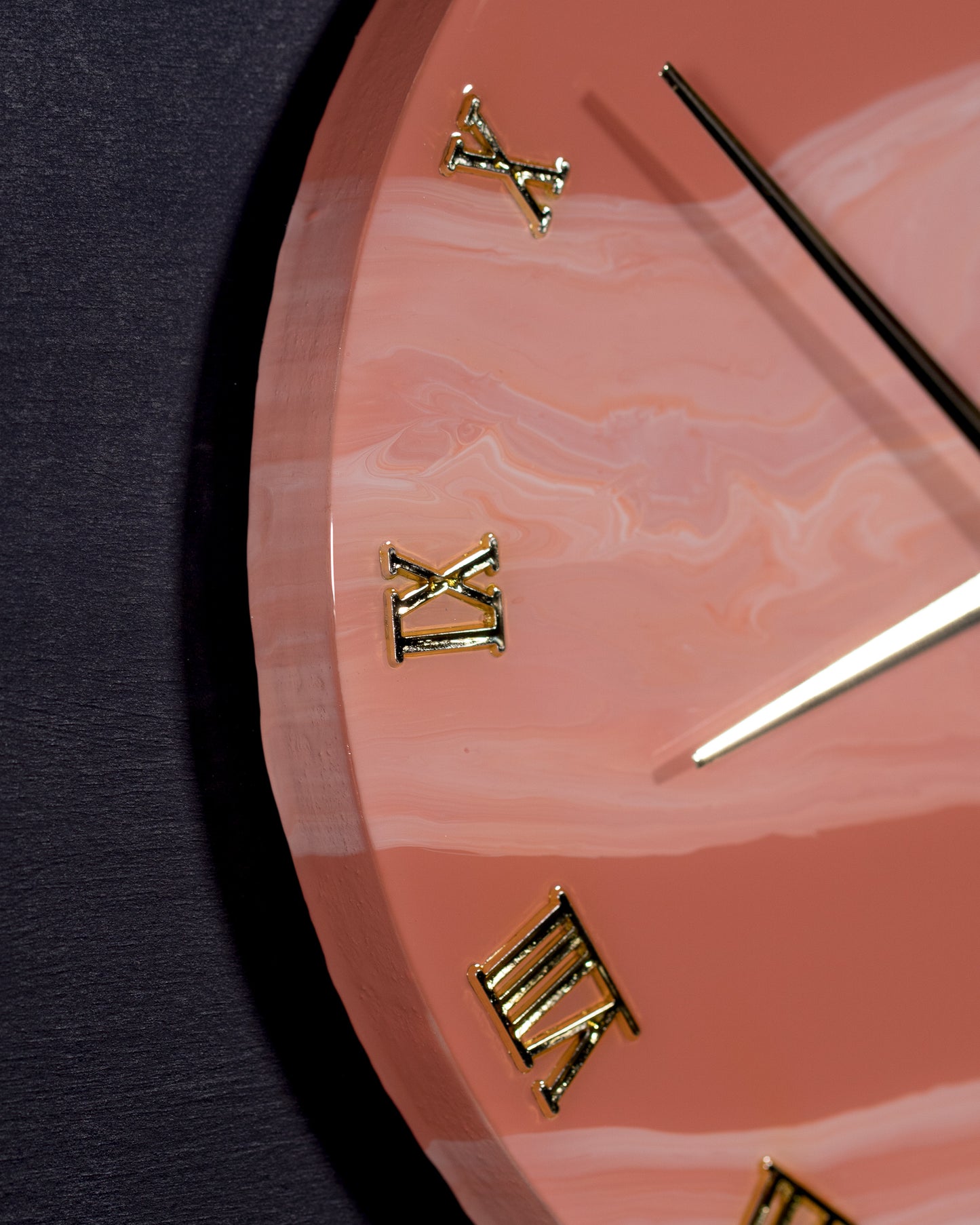 dettaglio numeri romani color oro di orologio da parete in resina epossidica effetto marmo Rosa