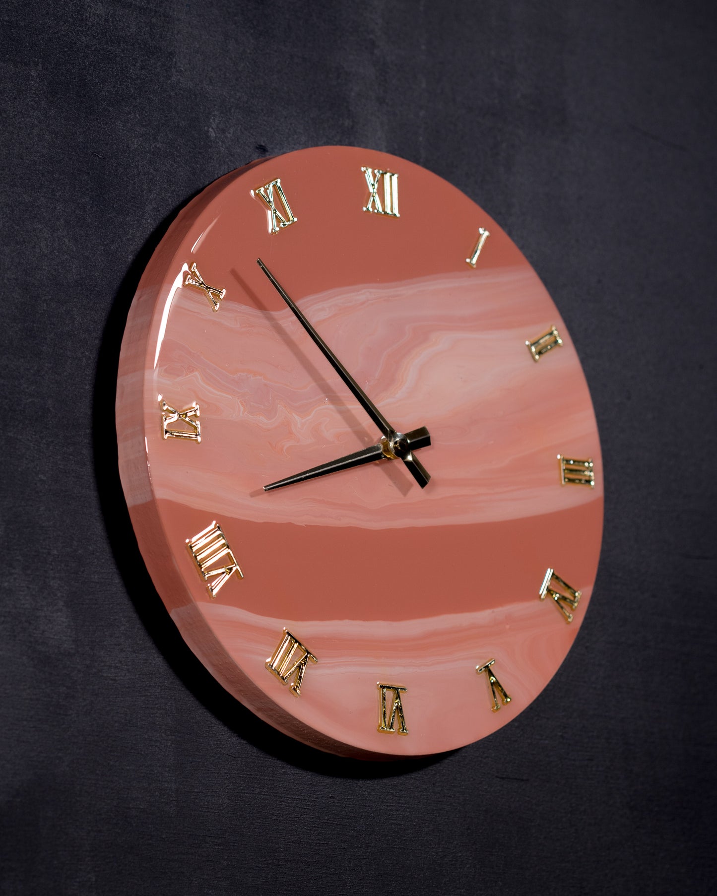 Visione in prospettiva di orologio circolare da parete in resina epossidica effetto marmo Rosa