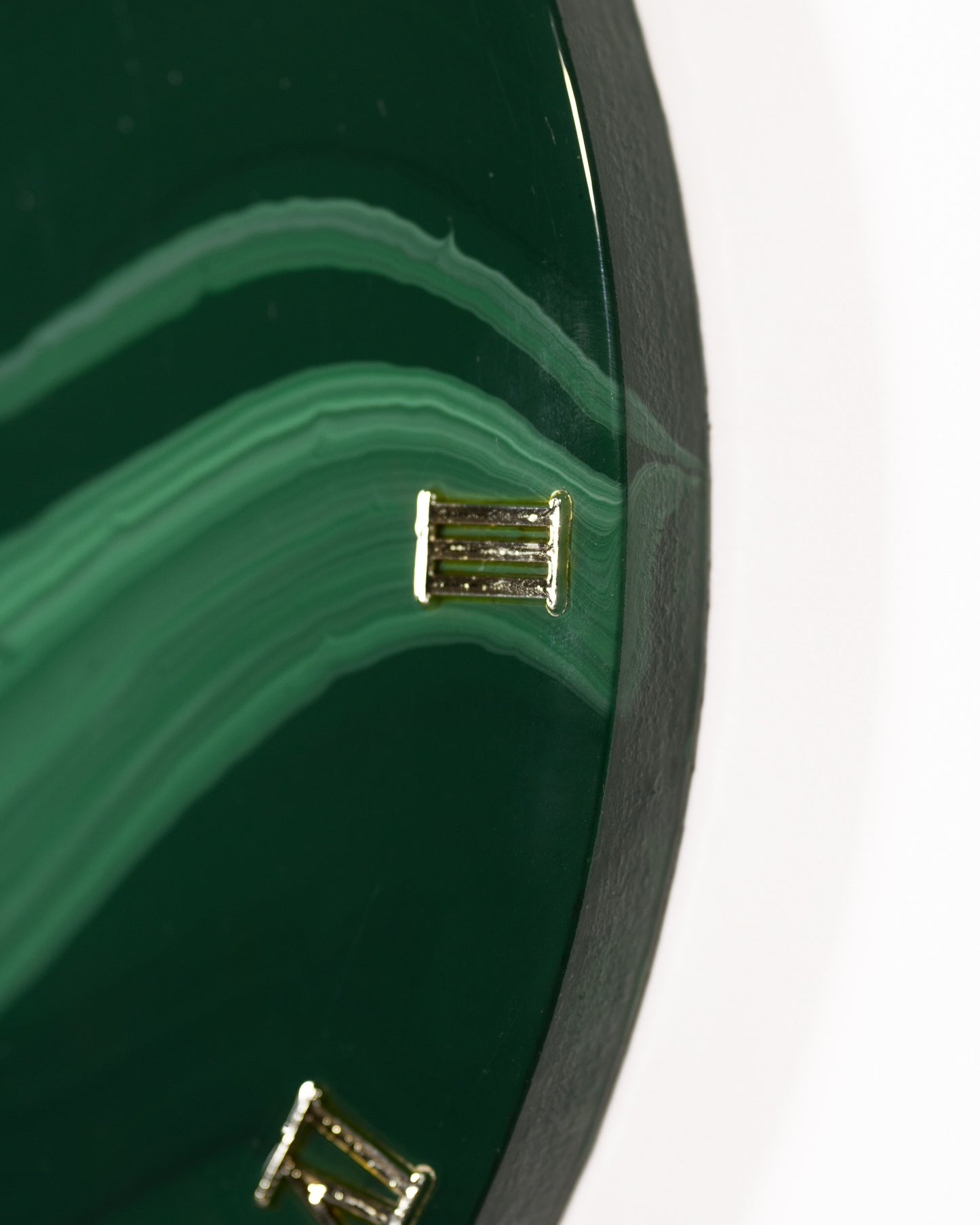 Visione in prospettiva di orologio circolare da parete in resina epossidica effetto Marmo Verde Alpi