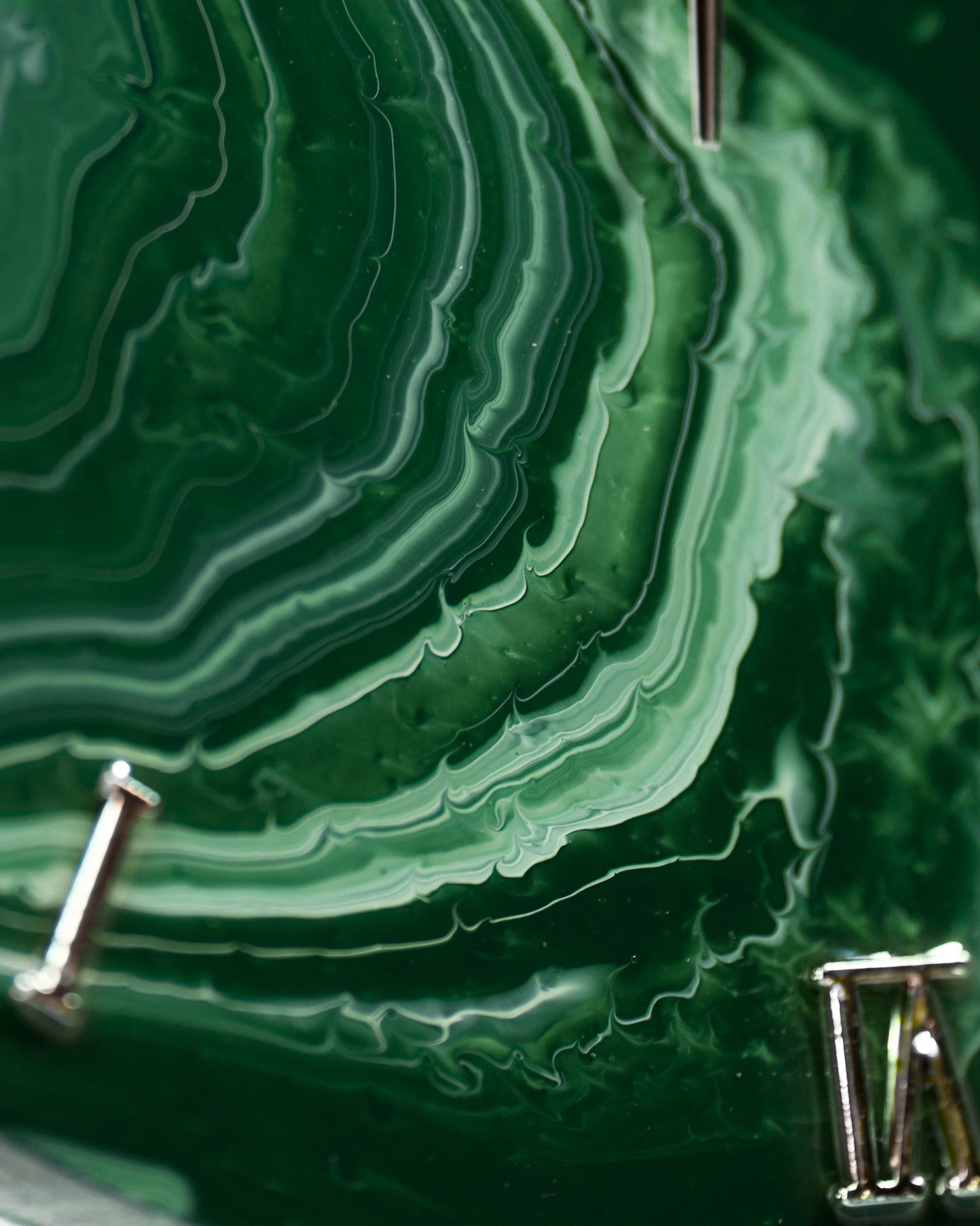 Orologio da Parete in Resina effetto Marmo Verde Alpi Base in legno 40 cm di diametro.