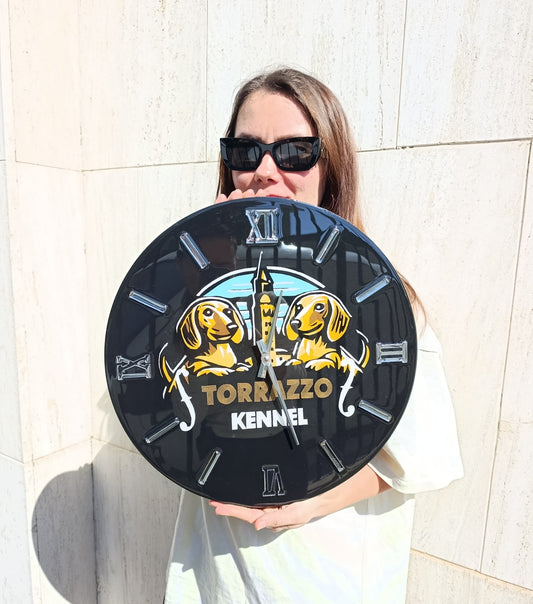 Un lavoro su commissione eccezionale: Orologio da parete in legno resina con il logo dell allevamento bassotti Torrazzo Kennel