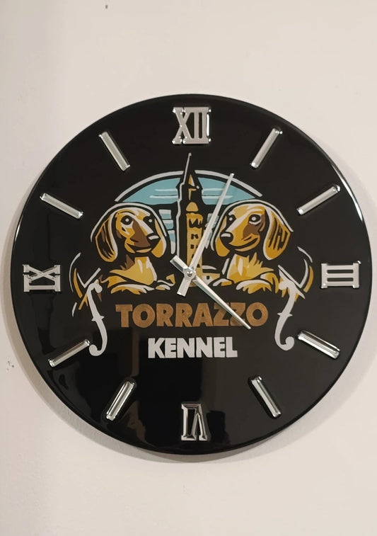 Lavoro su commissione Orologio da parete in legno Resina logo bassotti 40 cm di diametro