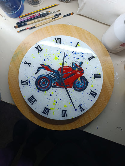Lavoro su commissione Orologio da Parete in Legno Resina Tema Moto 30 cm di diametro