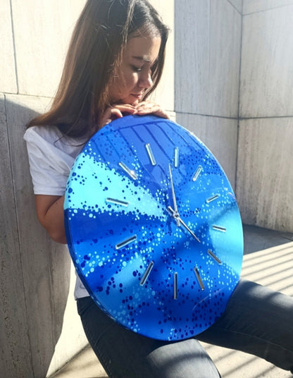 Lavoro su commissione Orologio da Parete in Legno Resina Blu 50 cm di diametro