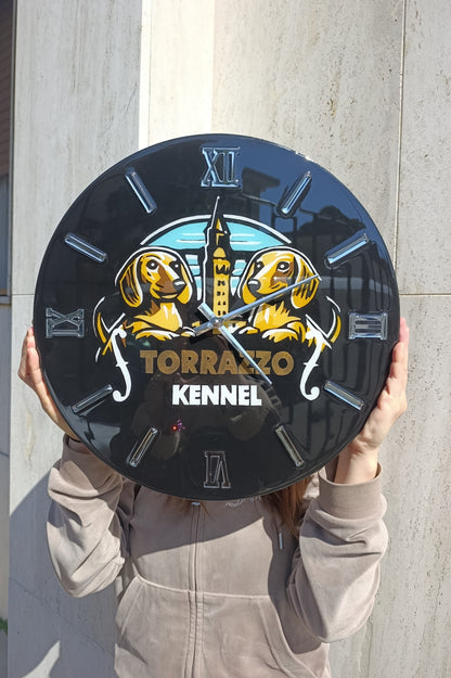 Lavoro su commissione Orologio da Parete in legno Resina Logo Allevamento Bassotti 40 cm di diametro