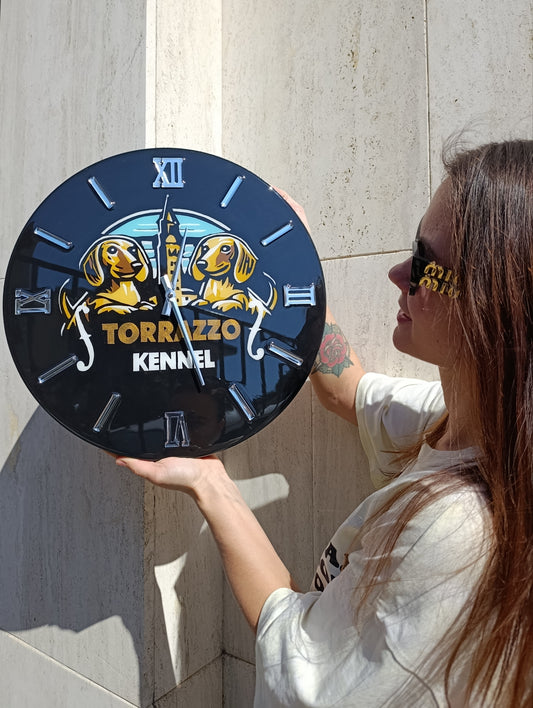 Lavoro su commissione Orologio da Parete in legno Resina Logo Allevamento Bassotti 40 cm di diametro