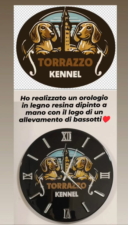 Lavoro su commissione Orologio da Parete in legno Resina Logo Allevamento Bassotti 40 cm di diametro