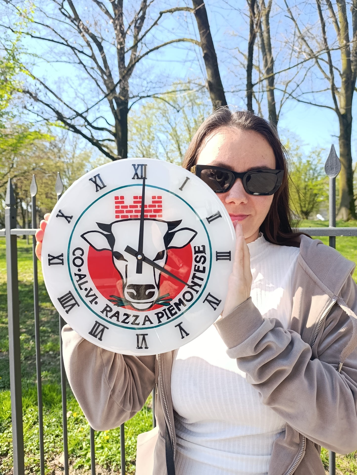 Lavoro su commissione Orologio da Parete in Legno Resina con Logo Mucca 30 cm di diametro