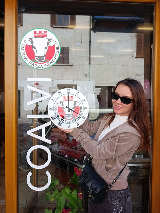 Lavoro su commissione Orologio da Parete in Legno Resina con Logo Mucca 30 cm di diametro