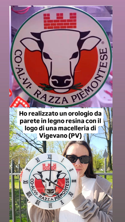 Lavoro su commissione Orologio da Parete in Legno Resina con Logo Mucca 30 cm di diametro
