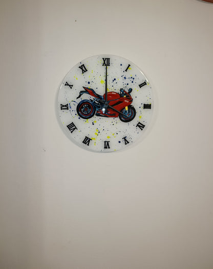 Lavoro su commissione Orologio da Parete in Legno Resina Tema Moto 30 cm di diametro