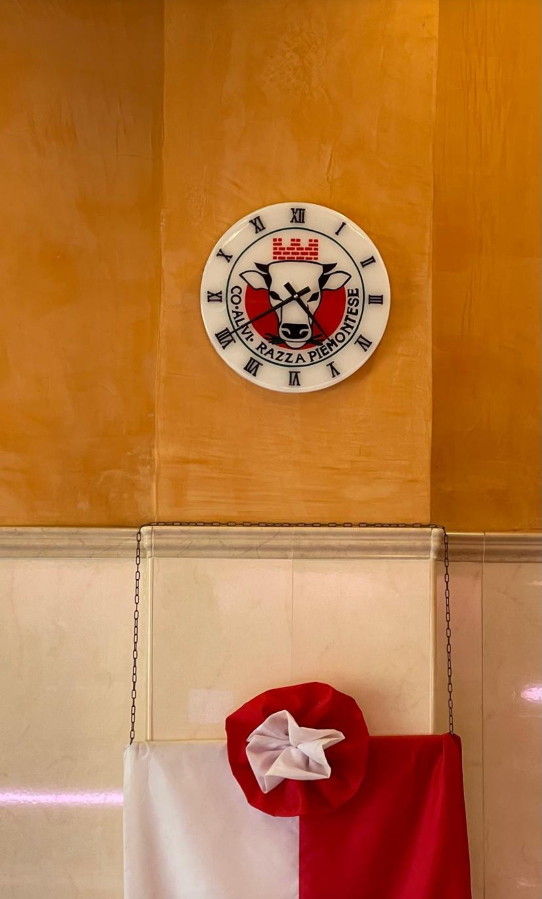 Lavoro su commissione Orologio da Parete in Legno Resina con Logo Mucca 30 cm di diametro