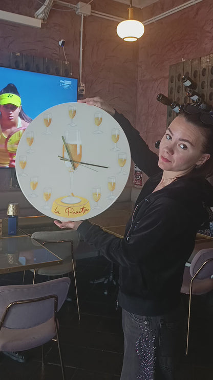 Lavoro su commissione Orologio da Parete in Legno Resina con Logo e calici 50 cm di diametro