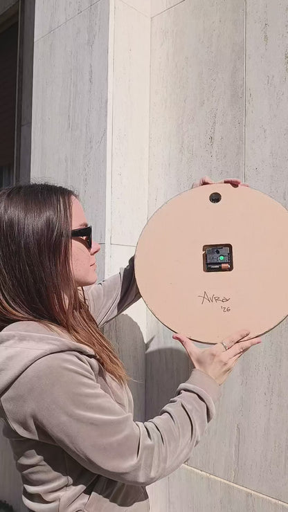 Lavoro su commissione Orologio da Parete in legno Resina Logo Allevamento Bassotti 40 cm di diametro